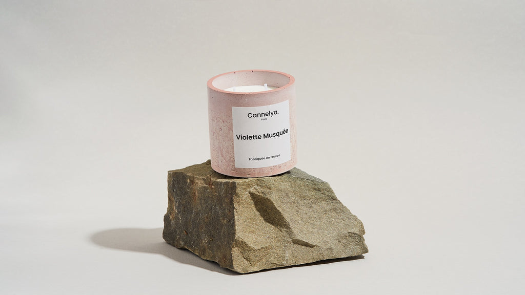 Musky Violet Scented Candle - Pink Jar