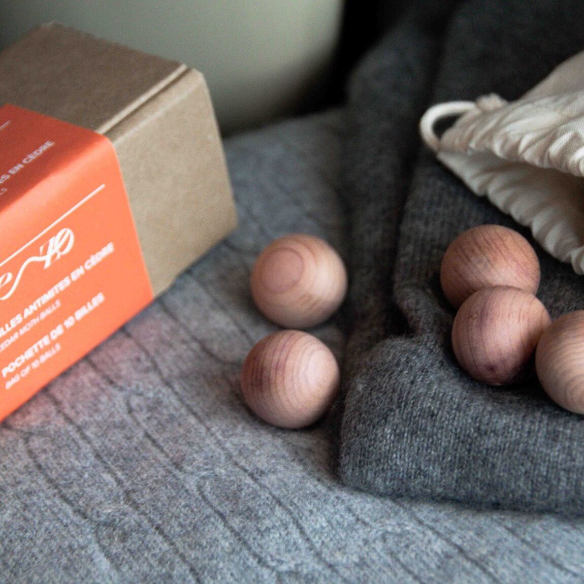 Organic cotton pouch of 10 moth-repellent cedar balls