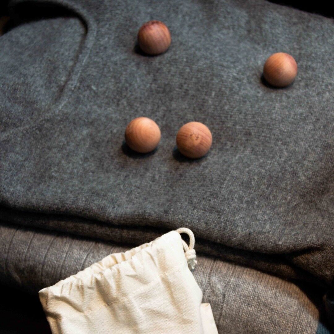 Organic cotton pouch of 10 moth-repellent cedar balls