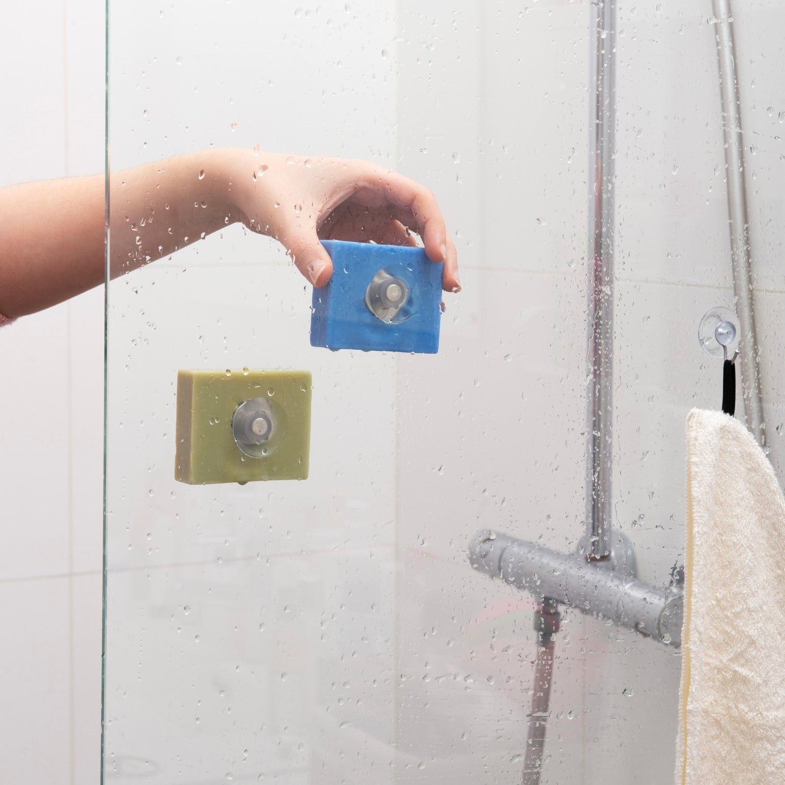 Magnetic soap dish